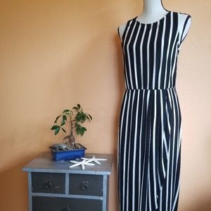 Evereve Black & White Striped Sleevele Midi Dress